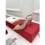 【Valentino】𝟐𝟎𝟐𝟏/𝐒𝐒 𝐧𝐞𝐰 Valentino 2022 spring and summer new large V diamond buckle high heels on the new