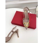 【Valentino】𝟐𝟎𝟐𝟏/𝐒𝐒 𝐧𝐞𝐰 Valentino 2022 spring and summer new large V diamond buckle high heels on the new