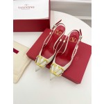 【Valentino】𝟐𝟎𝟐𝟏/𝐒𝐒 𝐧𝐞𝐰 Valentino 2022 spring and summer new large V diamond buckle high heels on the new