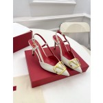 【Valentino】𝟐𝟎𝟐𝟏/𝐒𝐒 𝐧𝐞𝐰 Valentino 2022 spring and summer new large V diamond buckle high heels on the new