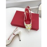 【Valentino】𝟐𝟎𝟐𝟏/𝐒𝐒 𝐧𝐞𝐰 Valentino 2022 spring and summer new large V diamond buckle high heels on the new