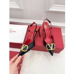【Valentino】𝟐𝟎𝟐𝟏/𝐒𝐒 𝐧𝐞𝐰 Valentino 2022 spring and summer new large V diamond buckle high heels on the new
