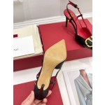 【Valentino】𝟐𝟎𝟐𝟏/𝐒𝐒 𝐧𝐞𝐰 Valentino 2022 spring and summer new large V diamond buckle high heels on the new