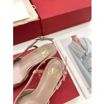 【Valentino】𝟐𝟎𝟐𝟏/𝐒𝐒 𝐧𝐞𝐰 Valentino 2022 spring and summer new large V diamond buckle high heels on the new