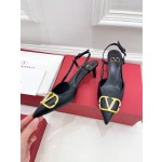 【Valentino】𝟐𝟎𝟐𝟏/𝐒𝐒 𝐧𝐞𝐰 Valentino 2022 spring and summer new large V diamond buckle high heels on the new