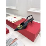 【Valentino】𝟐𝟎𝟐𝟏/𝐒𝐒 𝐧𝐞𝐰 Valentino 2022 spring and summer new large V diamond buckle high heels on the new