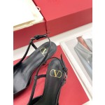 【Valentino】𝟐𝟎𝟐𝟏/𝐒𝐒 𝐧𝐞𝐰 Valentino 2022 spring and summer new large V diamond buckle high heels on the new