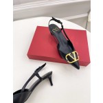 【Valentino】𝟐𝟎𝟐𝟏/𝐒𝐒 𝐧𝐞𝐰 Valentino 2022 spring and summer new large V diamond buckle high heels on the new