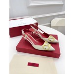 【Valentino】𝟐𝟎𝟐𝟏/𝐒𝐒 𝐧𝐞𝐰 Valentino 2022 spring and summer new large V diamond buckle high heels on the new