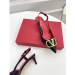 【Valentino】𝟐𝟎𝟐𝟏/𝐒𝐒 𝐧𝐞𝐰 Valentino 2022 spring and summer new large V diamond buckle high heels on the new