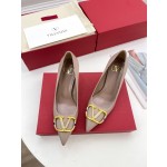 【Valentino】𝟐𝟎𝟐𝟏/𝐒𝐒 𝐧𝐞𝐰 Valentino 2022 spring and summer new large V diamond buckle high heels on the new