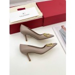 【Valentino】𝟐𝟎𝟐𝟏/𝐒𝐒 𝐧𝐞𝐰 Valentino 2022 spring and summer new large V diamond buckle high heels on the new