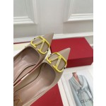 【Valentino】𝟐𝟎𝟐𝟏/𝐒𝐒 𝐧𝐞𝐰 Valentino 2022 spring and summer new large V diamond buckle high heels on the new