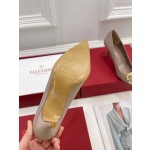 【Valentino】𝟐𝟎𝟐𝟏/𝐒𝐒 𝐧𝐞𝐰 Valentino 2022 spring and summer new large V diamond buckle high heels on the new