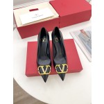 【Valentino】𝟐𝟎𝟐𝟏/𝐒𝐒 𝐧𝐞𝐰 Valentino 2022 spring and summer new large V diamond buckle high heels on the new