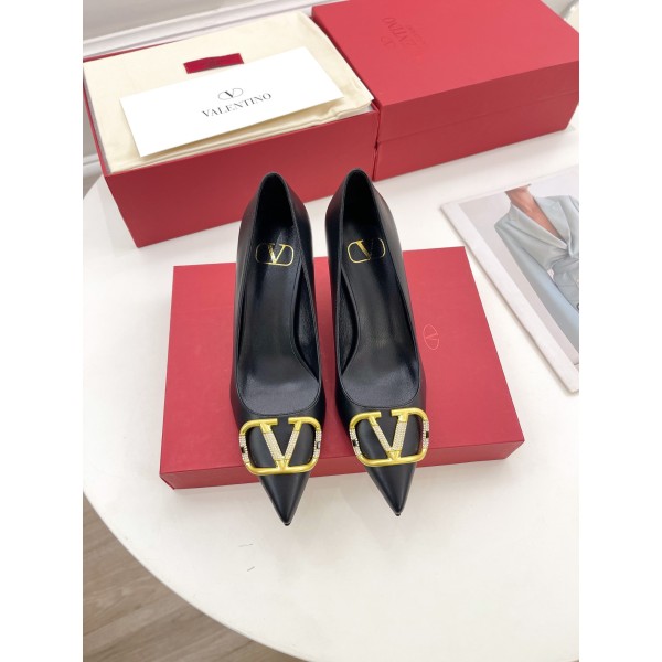【Valentino】𝟐𝟎𝟐𝟏/𝐒𝐒 𝐧𝐞𝐰 Valentino 2022 spring and summer new large V diamond buckle high heels on the new
