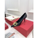 【Valentino】𝟐𝟎𝟐𝟏/𝐒𝐒 𝐧𝐞𝐰 Valentino 2022 spring and summer new large V diamond buckle high heels on the new