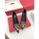 【Valentino】𝟐𝟎𝟐𝟏/𝐒𝐒 𝐧𝐞𝐰 Valentino 2022 spring and summer new large V diamond buckle high heels on the new