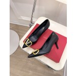 【Valentino】𝟐𝟎𝟐𝟏/𝐒𝐒 𝐧𝐞𝐰 Valentino 2022 spring and summer new large V diamond buckle high heels on the new