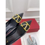 【Valentino】𝟐𝟎𝟐𝟏/𝐒𝐒 𝐧𝐞𝐰 Valentino 2022 spring and summer new large V diamond buckle high heels on the new