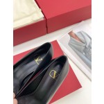 【Valentino】𝟐𝟎𝟐𝟏/𝐒𝐒 𝐧𝐞𝐰 Valentino 2022 spring and summer new large V diamond buckle high heels on the new