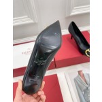 【Valentino】𝟐𝟎𝟐𝟏/𝐒𝐒 𝐧𝐞𝐰 Valentino 2022 spring and summer new large V diamond buckle high heels on the new