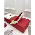 【Valentino】𝟐𝟎𝟐𝟏/𝐒𝐒 𝐧𝐞𝐰 Valentino 2022 spring and summer new large V diamond buckle high heels on the new