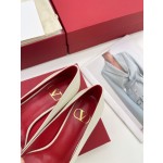 【Valentino】𝟐𝟎𝟐𝟏/𝐒𝐒 𝐧𝐞𝐰 Valentino 2022 spring and summer new large V diamond buckle high heels on the new