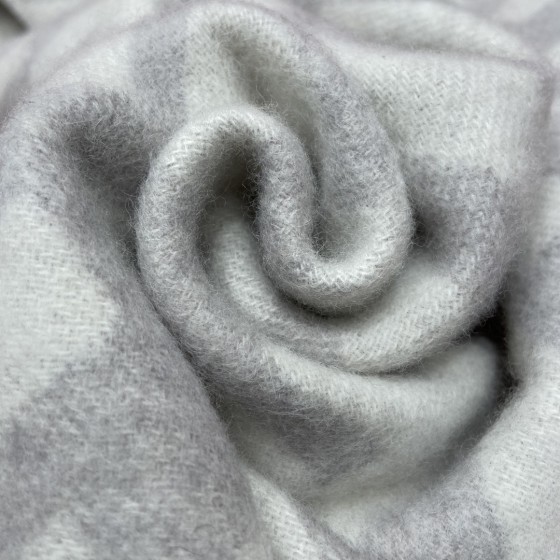 𝐅𝐞𝐧𝐝𝐢 Double-sided Cashmere Scarf with Big Tassel and Big Logo 100% Cashmere