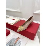 【Valentino】𝟐𝟎𝟐𝟏/𝐒𝐒 𝐧𝐞𝐰 Valentino 2022 spring and summer new large V diamond buckle high heels on the new