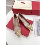 【Valentino】𝟐𝟎𝟐𝟏/𝐒𝐒 𝐧𝐞𝐰 Valentino 2022 spring and summer new large V diamond buckle high heels on the new