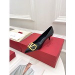 【Valentino】𝟐𝟎𝟐𝟏/𝐒𝐒 𝐧𝐞𝐰 Valentino 2022 spring and summer new large V diamond buckle high heels on the new