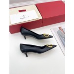 【Valentino】𝟐𝟎𝟐𝟏/𝐒𝐒 𝐧𝐞𝐰 Valentino 2022 spring and summer new large V diamond buckle high heels on the new