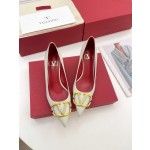 【Valentino】𝟐𝟎𝟐𝟏/𝐒𝐒 𝐧𝐞𝐰 Valentino 2022 spring and summer new large V diamond buckle high heels on the new