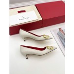 【Valentino】𝟐𝟎𝟐𝟏/𝐒𝐒 𝐧𝐞𝐰 Valentino 2022 spring and summer new large V diamond buckle high heels on the new