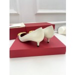 【Valentino】𝟐𝟎𝟐𝟏/𝐒𝐒 𝐧𝐞𝐰 Valentino 2022 spring and summer new large V diamond buckle high heels on the new