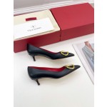 【Valentino】𝟐𝟎𝟐𝟏/𝐒𝐒 𝐧𝐞𝐰 Valentino 2022 spring and summer new large V diamond buckle high heels on the new