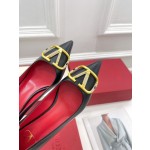 【Valentino】𝟐𝟎𝟐𝟏/𝐒𝐒 𝐧𝐞𝐰 Valentino 2022 spring and summer new large V diamond buckle high heels on the new