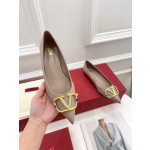 【Valentino】𝟐𝟎𝟐𝟏/𝐒𝐒 𝐧𝐞𝐰 Valentino 2022 spring and summer new large V diamond buckle high heels on the new