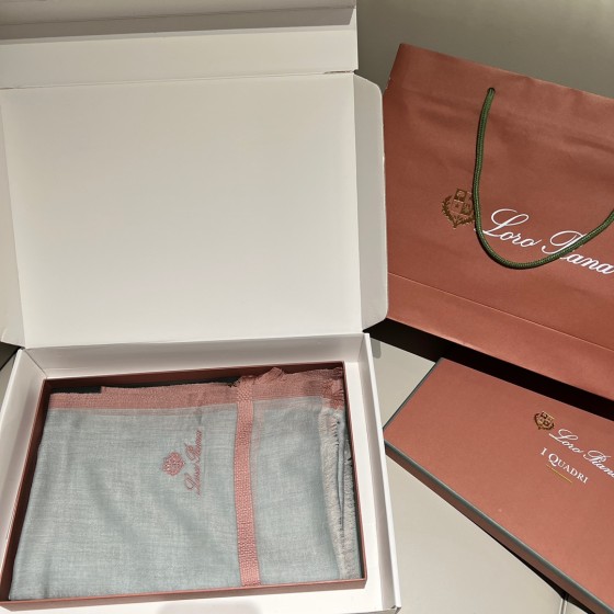 𝐋𝐨𝐫𝐨 𝐩𝐢𝐚𝐧𝐚 Ring Fleece Scarf "Forest" Linen Blue 100% Cashmere