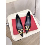 【Valentino】𝟐𝟎𝟐𝟏/𝐒𝐒 𝐧𝐞𝐰 Valentino 2022 spring and summer new large V diamond buckle high heels on the new
