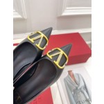 【Valentino】𝟐𝟎𝟐𝟏/𝐒𝐒 𝐧𝐞𝐰 Valentino 2022 spring and summer new large V diamond buckle high heels on the new