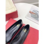 【Valentino】𝟐𝟎𝟐𝟏/𝐒𝐒 𝐧𝐞𝐰 Valentino 2022 spring and summer new large V diamond buckle high heels on the new