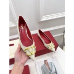 【Valentino】𝟐𝟎𝟐𝟏/𝐒𝐒 𝐧𝐞𝐰 Valentino 2022 spring and summer new large V diamond buckle high heels on the new