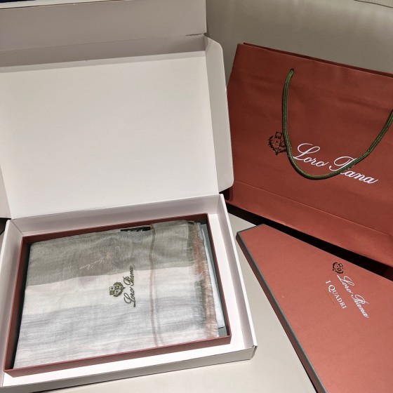 𝐋𝐨𝐫𝐨 𝐩𝐢𝐚𝐧𝐚 Ring Fleece Scarf Lime Green 100% Cashmere