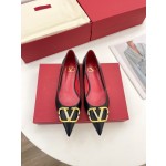 【Valentino】𝟐𝟎𝟐𝟏/𝐒𝐒 𝐧𝐞𝐰 Valentino 2022 spring and summer new large V diamond buckle high heels on the new