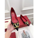 【Valentino】𝟐𝟎𝟐𝟏/𝐒𝐒 𝐧𝐞𝐰 Valentino 2022 spring and summer new large V diamond buckle high heels on the new