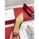 【Valentino】𝟐𝟎𝟐𝟏/𝐒𝐒 𝐧𝐞𝐰 Valentino 2022 spring and summer new large V diamond buckle high heels on the new