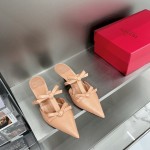 【Valentino】𝟐𝟎𝟐𝟏/𝐒𝐒 𝐧𝐞𝐰 Valentino Early Spring Collection Pointed Toe Bow Sandals