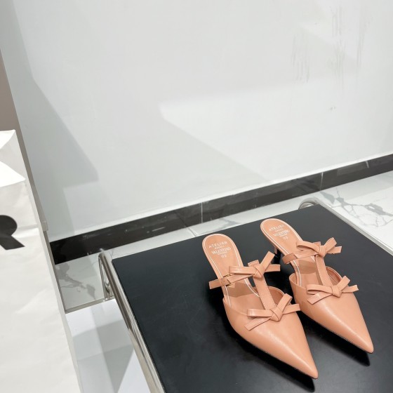 【Valentino】𝟐𝟎𝟐𝟏/𝐒𝐒 𝐧𝐞𝐰 Valentino Early Spring Collection Pointed Toe Bow Sandals